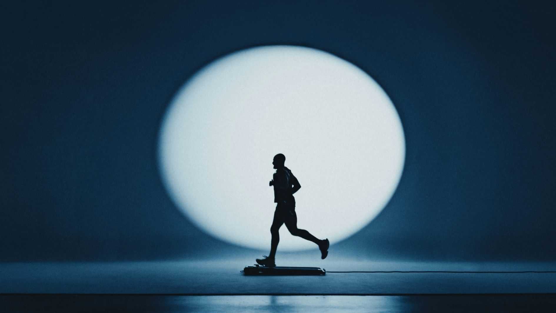 Treadmill vs Lari di Luar, Mana yang Lebih Efektif Bakar Kalori?